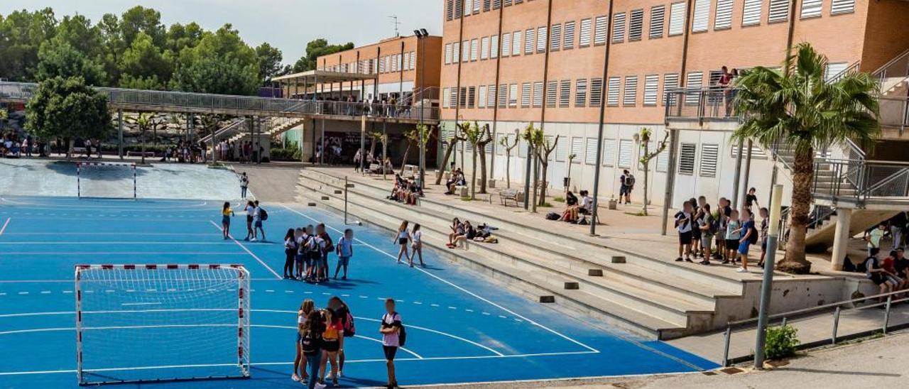 Algunos de los alumnos del instituto alfasino que mantiene las clases por la mañana.