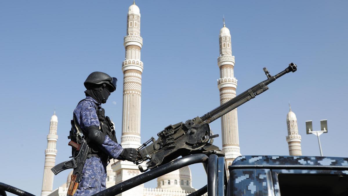 Un soldado monta guardia durante una protesta contra la anunciada operación para salvaguardar el comercio y proteger los barcos en el Mar Rojo, Yemen.