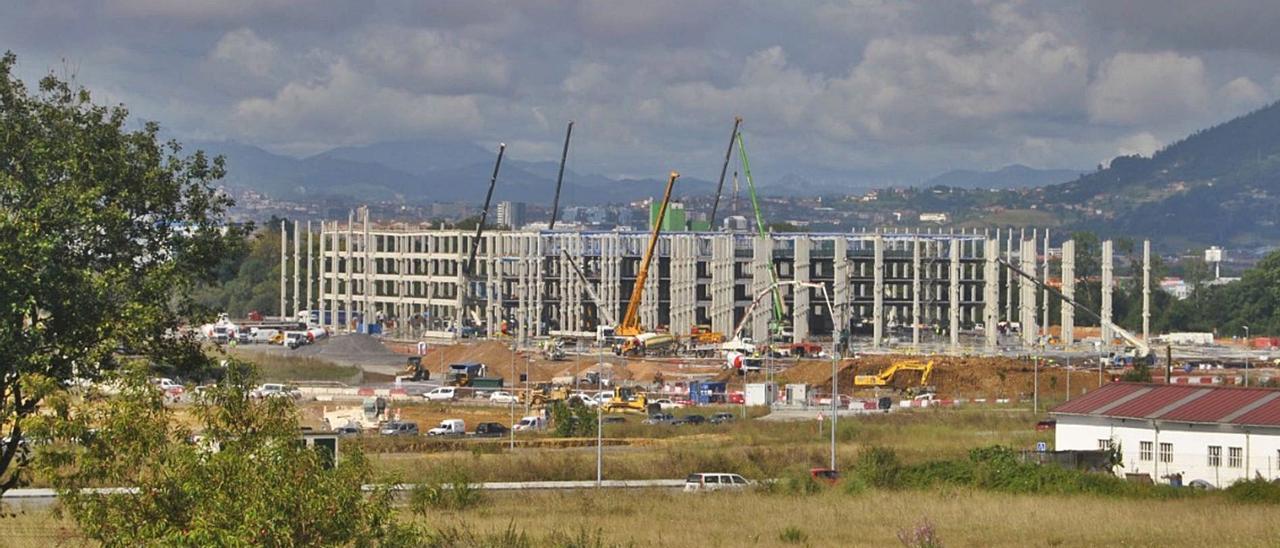 Estado de las obras de Amazon en el polígono de Bobes, en una imagen tomada ayer. | A. Illescas