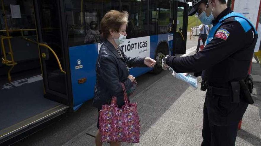 Entregan mascarillas a los usuarios del transporte público