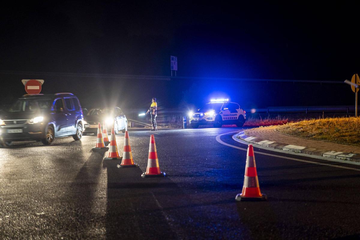 Un mosso fa el cribatge entre els conductors que han de passar el test i els que no