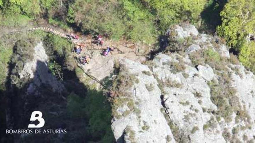 Rescatada una mujer con una pierna rota en la Ruta del Alba