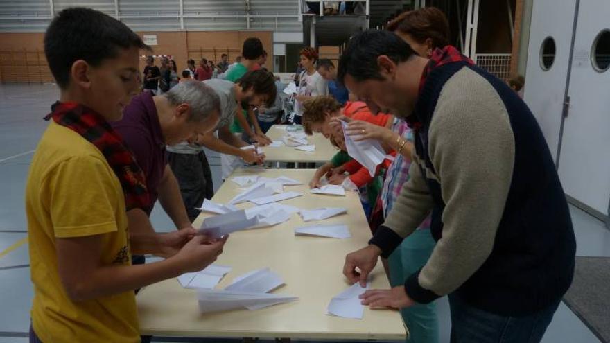 Los aviones de papel toman vuelos de altura para ganar