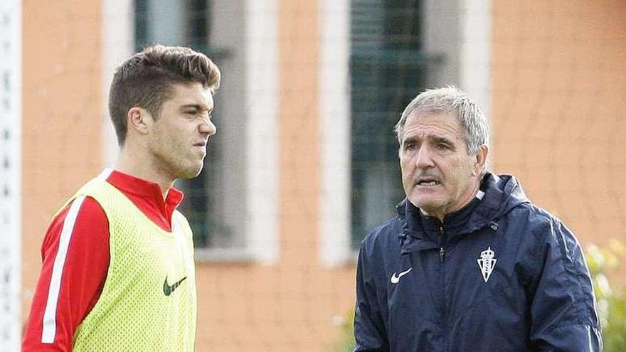 Herrera da instrucciones durante la sesión de ayer en Mareo.