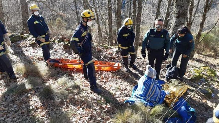Los bomberos rescatan a una mujer que se había roto una pierna en La Chorrera de Hervás
