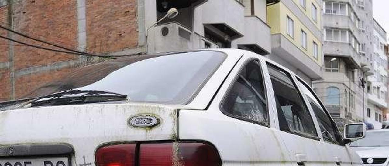 Otro coche abandonado desde hace meses en la rúa Rivero. // Bernabé/Javier Lalín