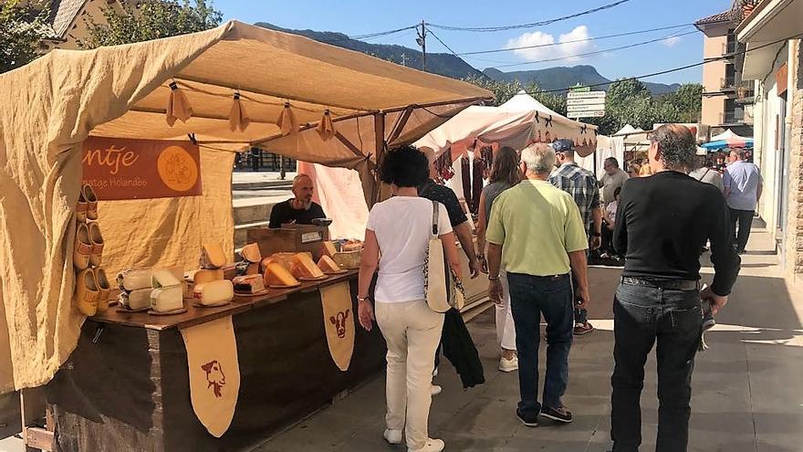 Visitants a La Pobla per la Fira del Bolet i del Boletaire