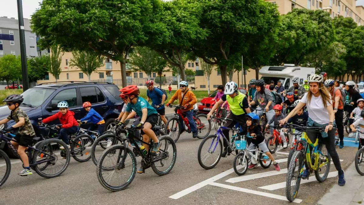 Familias del Soledad Puértolas recorren Valdespartera en bici para reclamar más recursos: "Nuestro centro sigue inacabado"