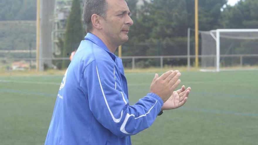 Javier Bardanca aplaude a sus jugadores durante un encuentro.