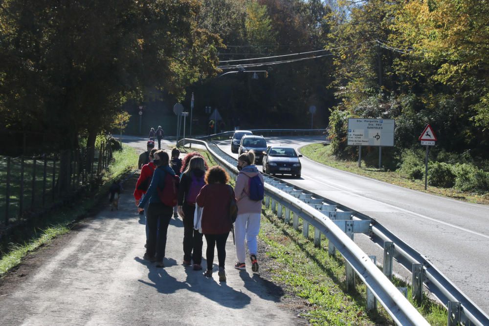 Els aparcaments de la Zona Volcànica de la Garrotxa arriben al límit d''aforament i es comença a regular l''accés