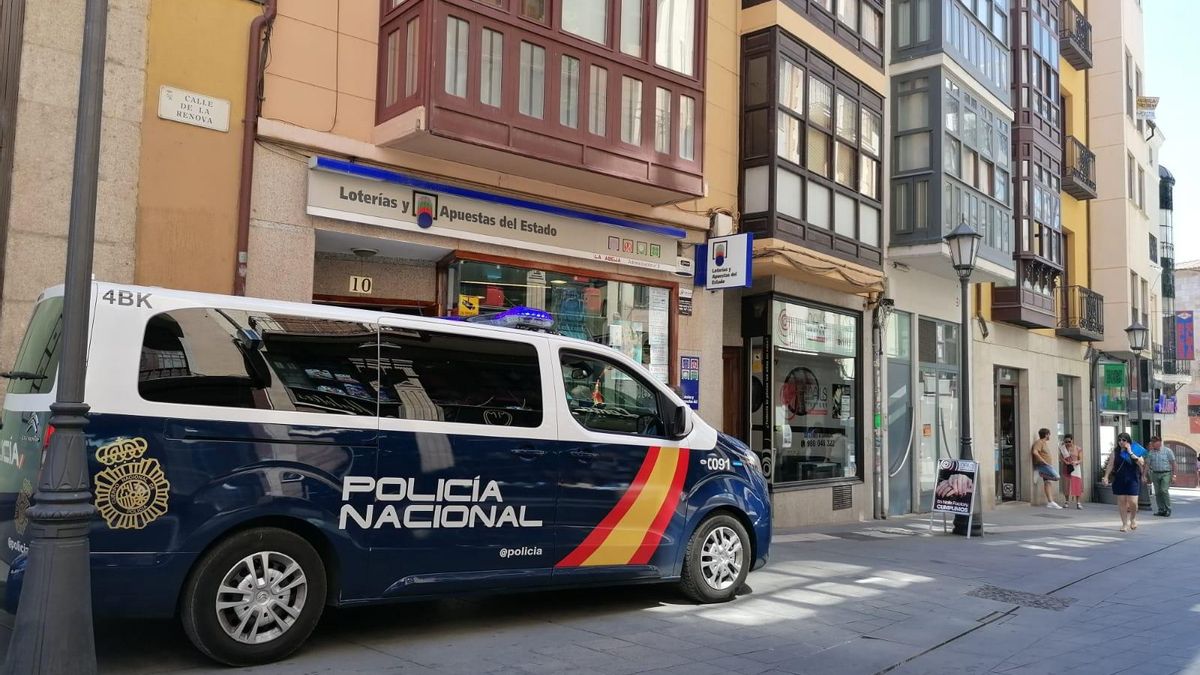 Una patrulla de la Policía Nacional vigila la capital.