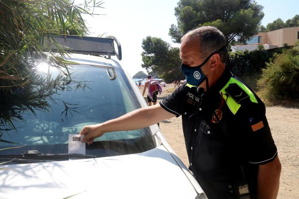 Vehicles mal aparcats i col·lapse als accessos al Cap de Creus