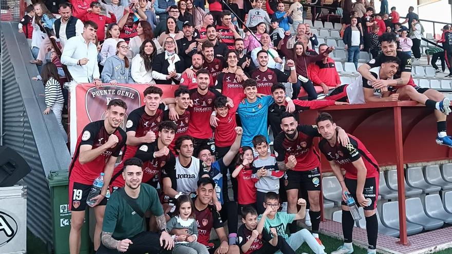 Los futbolistas del Salerm Puente Genil celebran el triunfo ante el Conil con su afición.