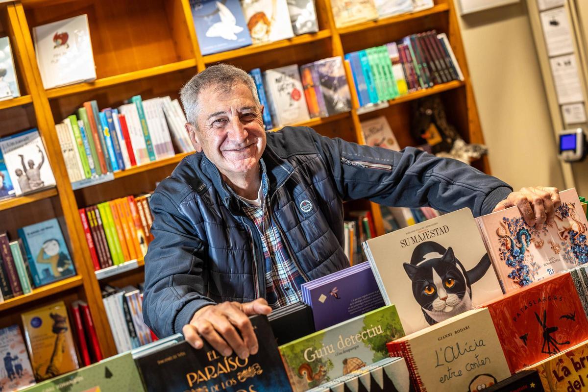 El exbaloncestista Andrés Jiménez posa para EL PERIÓDICO en la librería Laie de Barcelona.