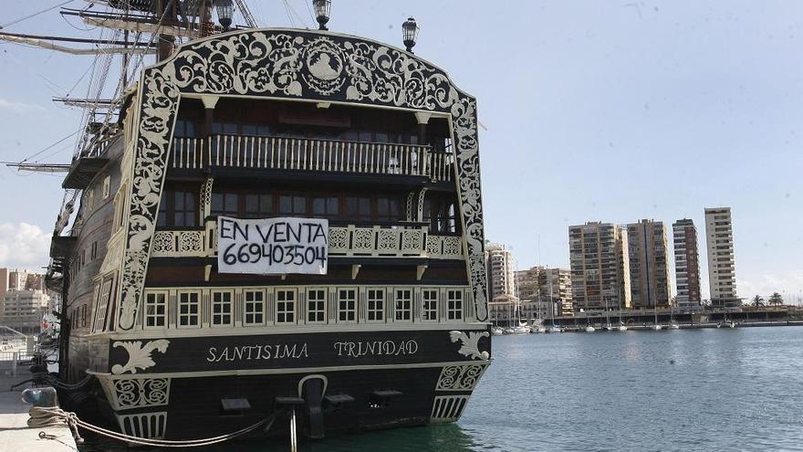 El Santísima Trinidad durante su estancia en el Puerto de Málaga y antes de su venta a una empresa de Alicante.