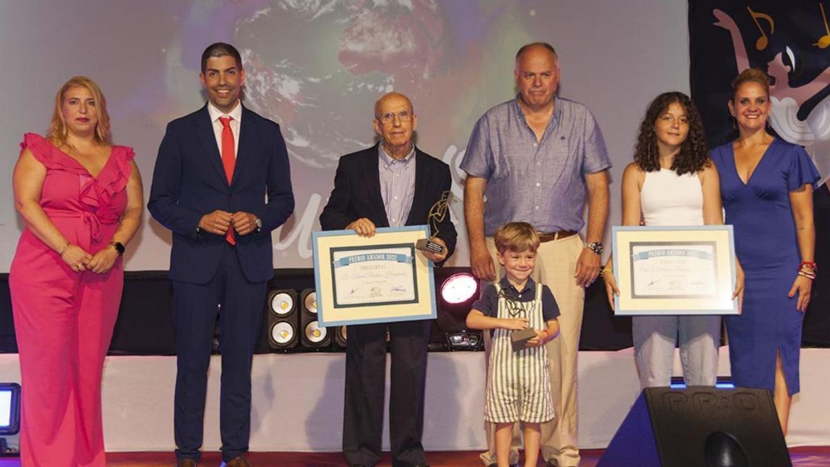 Los galardonados posan con sus diplomas.