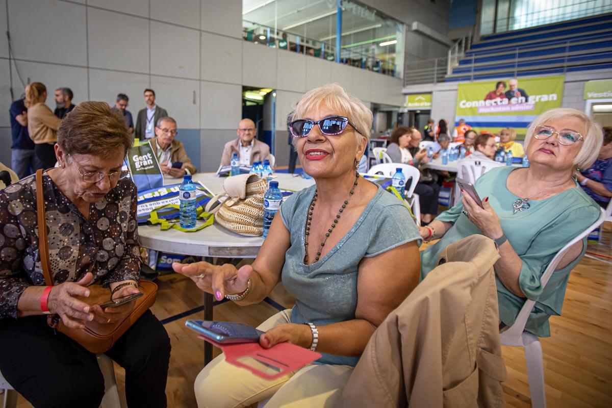 ‘Hackatón sénior’ en L’Hospitalet. Talleres digitales para la gente mayor.