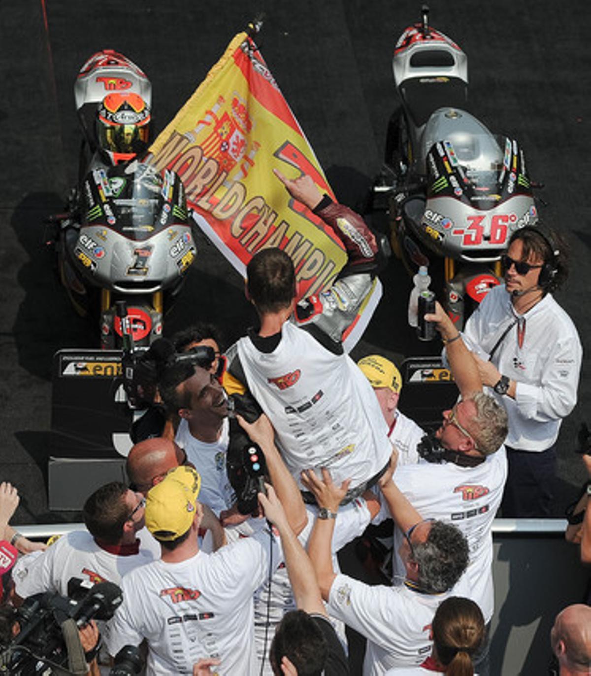 Esteve ’Tito’ Rabat celebra el títol de Moto2 amb el seu equip al circuit de Sepang. Esteve ’Tito’ Rabat celebra el títol de Moto2 amb el seu equip al circuit de Sepang.