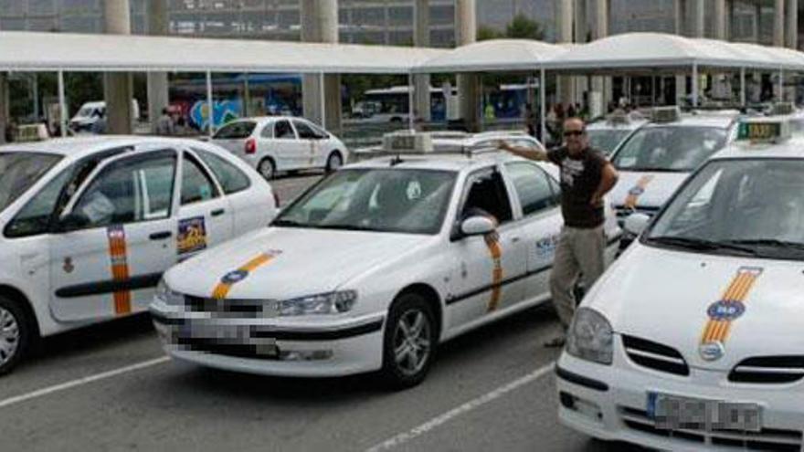 Los taxistas del aeropuerto critican la ausencia de la policía prometida por Cort