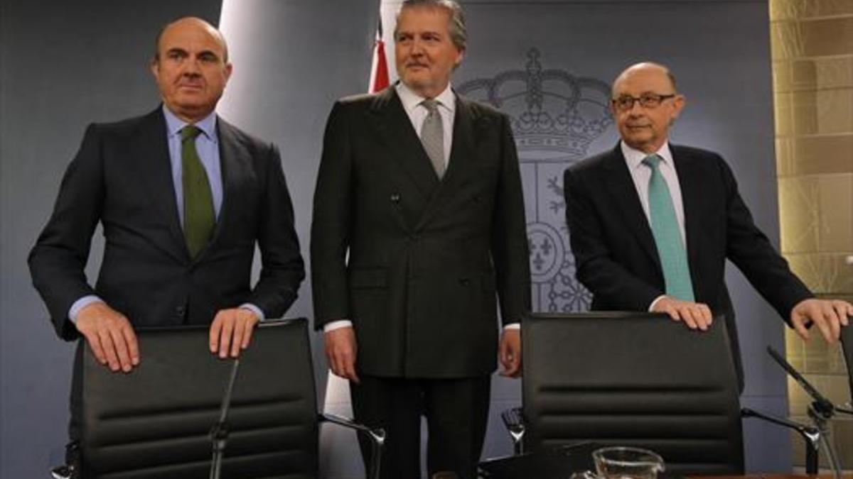 Los ministros Luis de Guindos (Economía), Íñigo Méndez de Vigo (Cultura y portavoz del Gobierno) y Cristóbal Montoro (Hacienda), ayer en el palacio de la Moncloa.