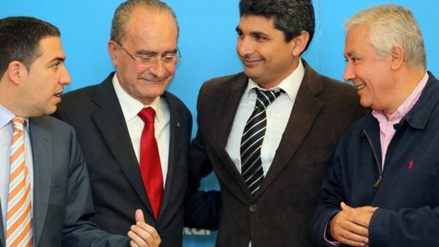 El presidente del PP andaluz, Javier Arenas junto al alcalde de Malaga, Francisco de la Torre; el presidente del Partido Popular de Málaga, Elías Bendodo y Juan José Cortés, asesor del Partido Popular en materia de Justicia, esta mañana durante la presentación de los coordinadores populares de los distritos de Malaga capital.