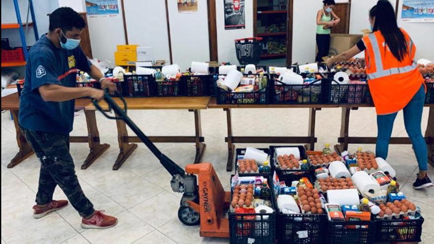 Tías reparte 7,5 toneladas de alimentos y productos frescos del municipio