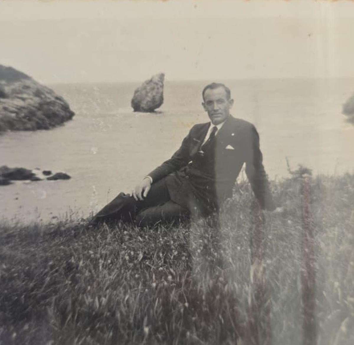 Miguel Joaquín Noriega Escandón, en una imagen de su juventud en Buelna, con el "picón" detrás.