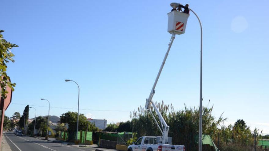 Operarios del Ayuntamiento de Valsequillo cambian una lámpara.