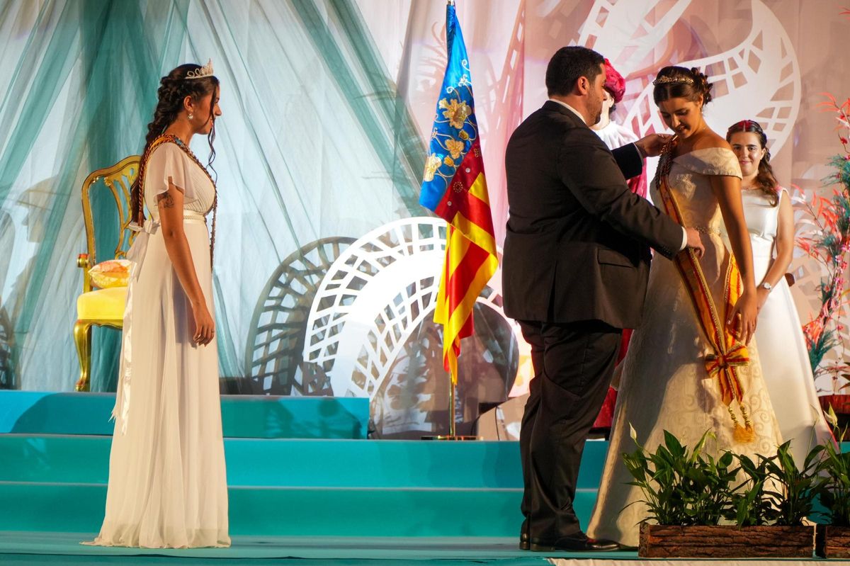 Momento en el que el alcalde, David García, le ha impuesto la banda a la reina.