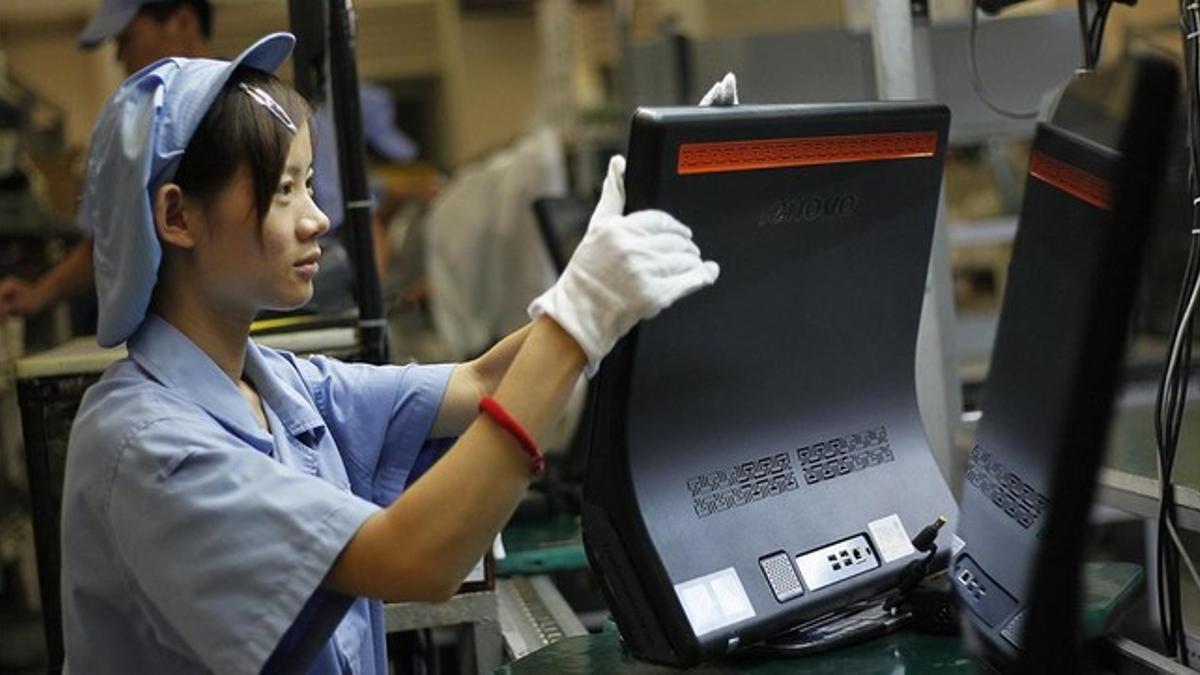 Una trabajadora en una fábrica de Shanghai.