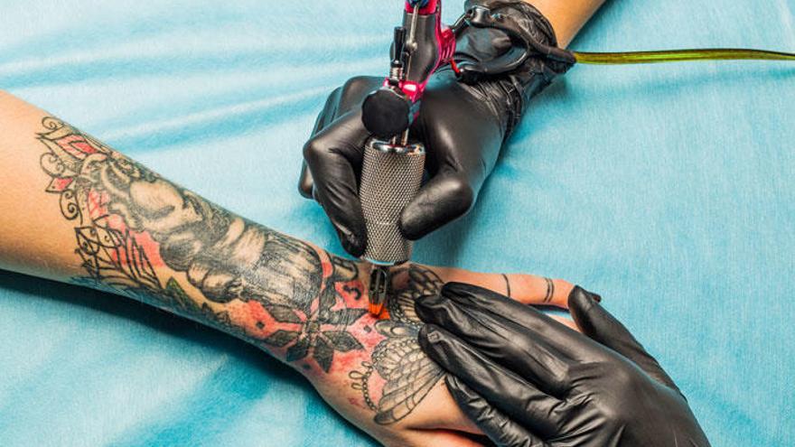 La tinta de los tatuajes puede conllevar riesgos sanitarios