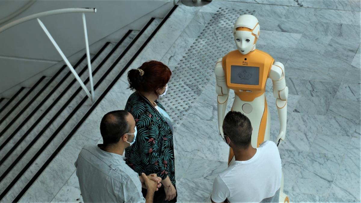 Los robots que atienden a pacientes y visitantes inician su andadura en hospitales.