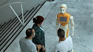 Los robots que atienden a pacientes y visitantes inician su andadura en hospitales.