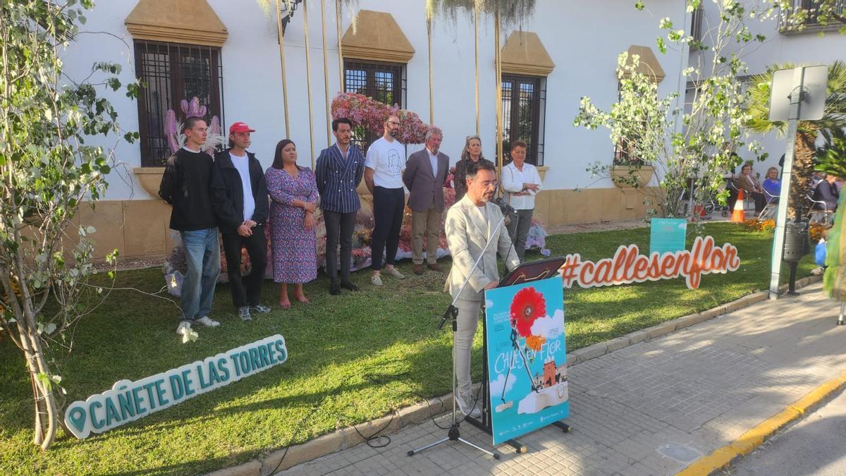 El alcalde, Félix Romero, inaugura 'Calles en Flor'.