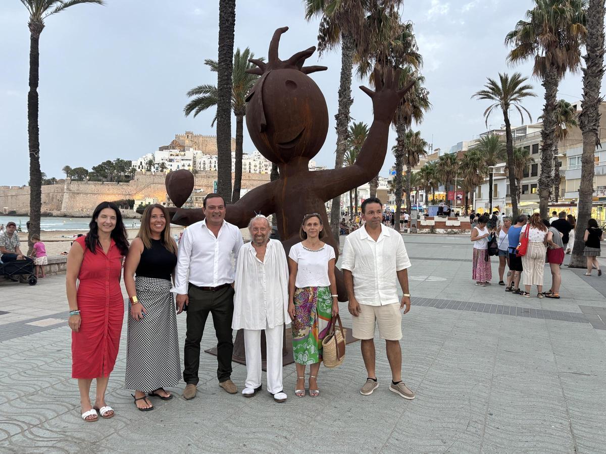 Ripollés acompañado del alcalde de Peñíscola, Andrés Martínez y autoridades municipales, junto a una de las esculturas
