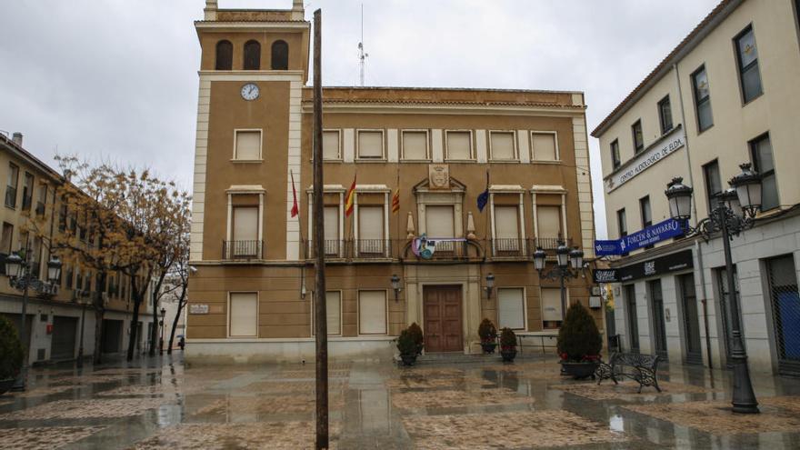 La plaza del Ayuntamiento donde debían haberse celebrado las cucañas