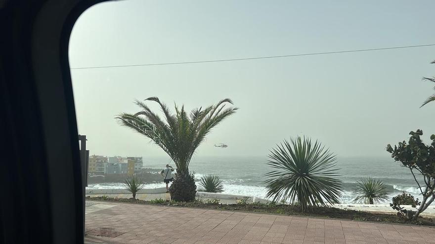 Rescatan en helicóptero a un bañista en apuros en Tenerife