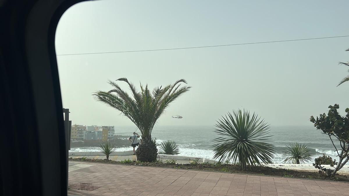 Rescate de un bañista en Puerto de la Cruz