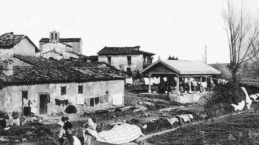 La casa familiar de García Cañal junto al templo