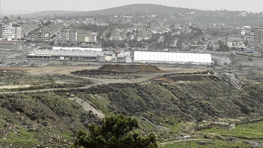 La Labradora ya echa tierra sobre 15 años de vertidos