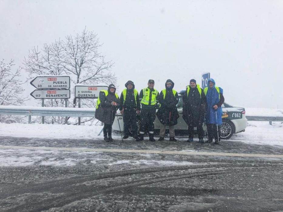 Peregrinos sorprendidos por la nevada en A Canda