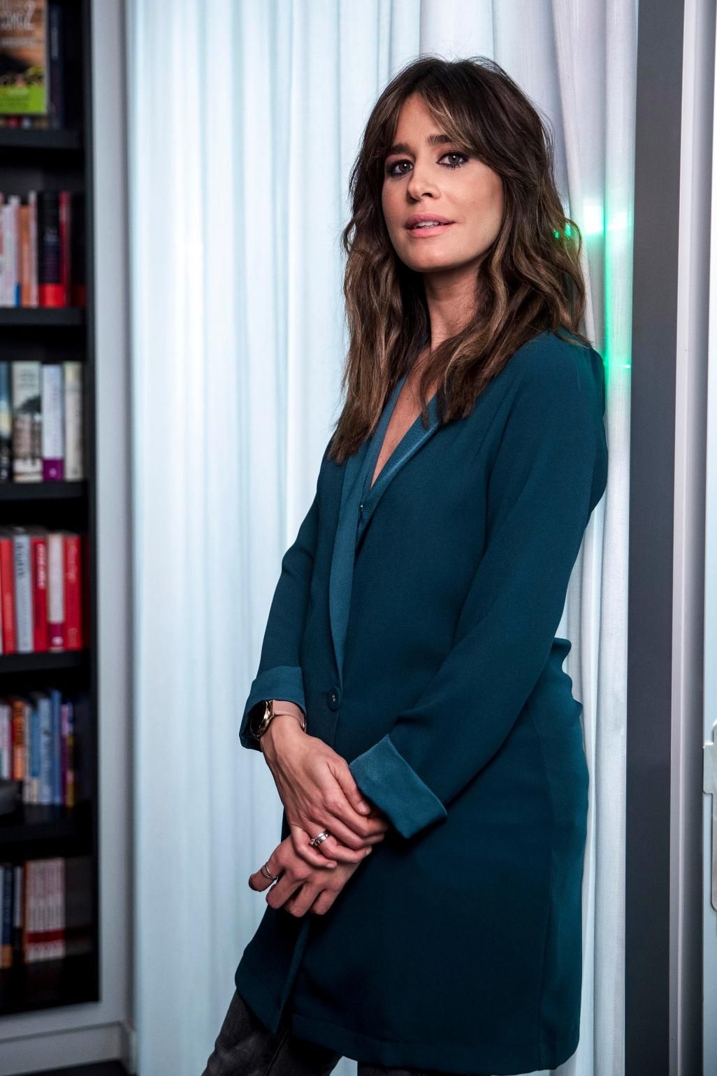 Isabel Jiménez con blazer larga en color verde botella