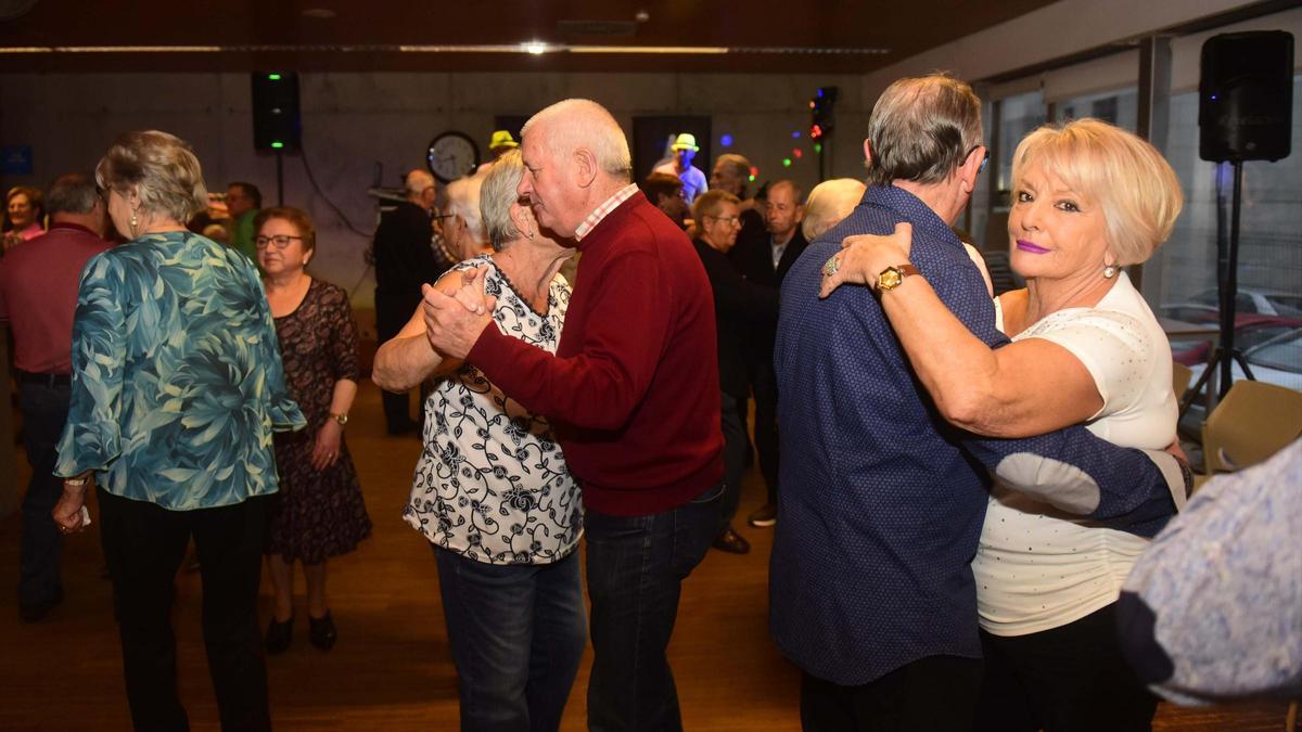 El baile de Os Mallos es «la mejor medicina» vecinal