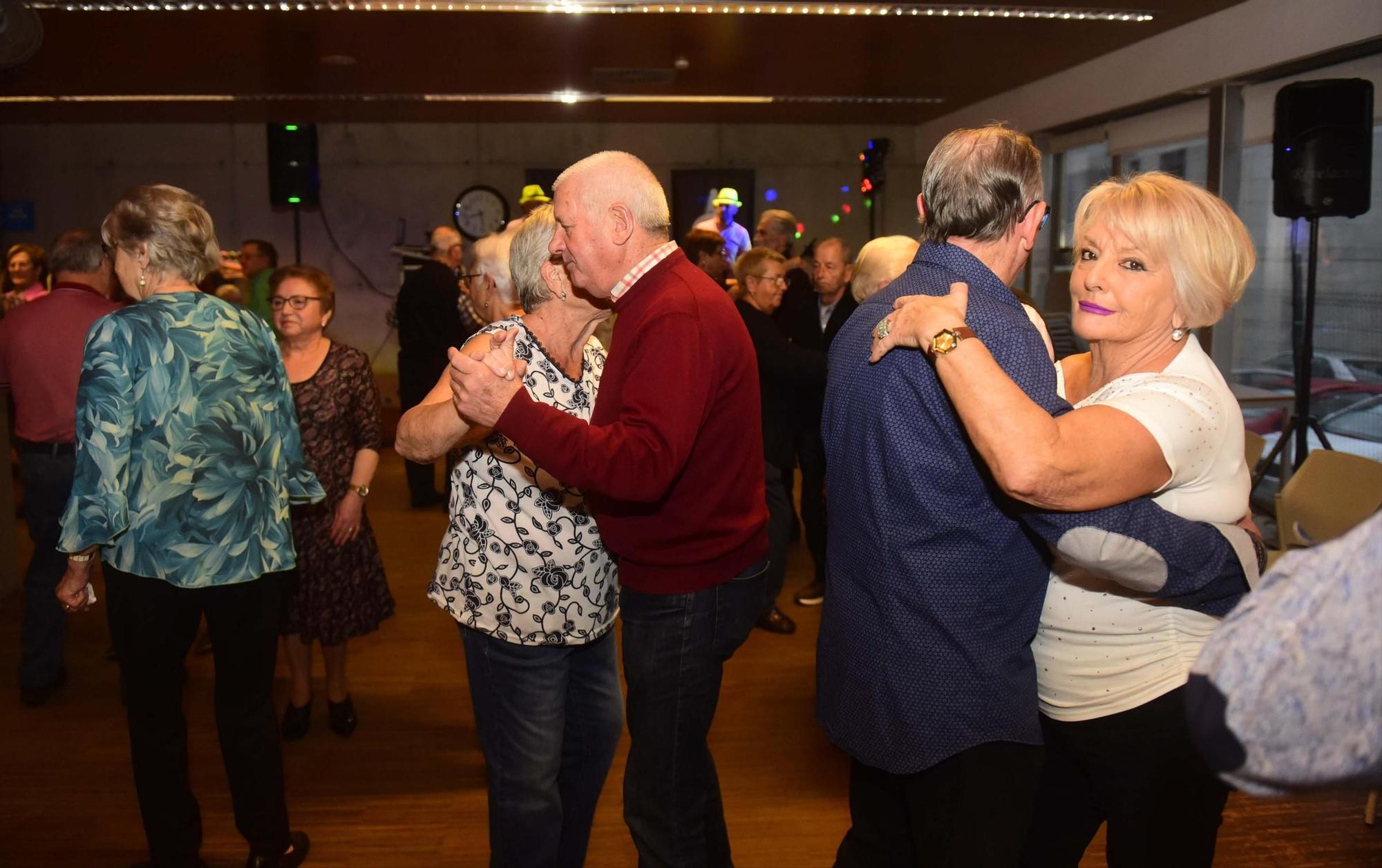 El baile de Os Mallos es «la mejor medicina» vecinal