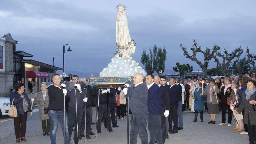 Cangas, siempre fiel con Fátima   |  La parroquia de Cangas celebró ayer la Festividad de la Virgen de Fátima con una procesión tras una misa en la excolegiata que recorrió la calle Real y parte del centro urbano para retornar hasta la iglesia. La procesión se mantuvo pese al conflicto que se vive en la parroquia con el grupo de personas que siempre se encargó del cuidado de esta imagen y que está provocando una división entre los fieles, entre los que apoyan al párroco y los que no.