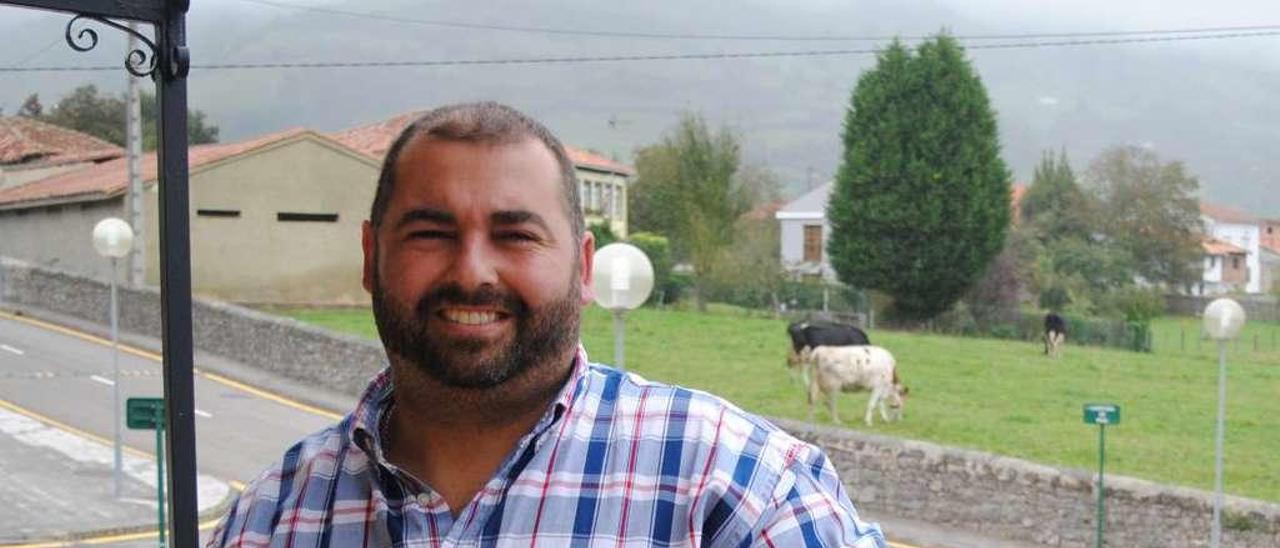 Saúl Bastián, en el balcón del Ayuntamiento de Sariego.