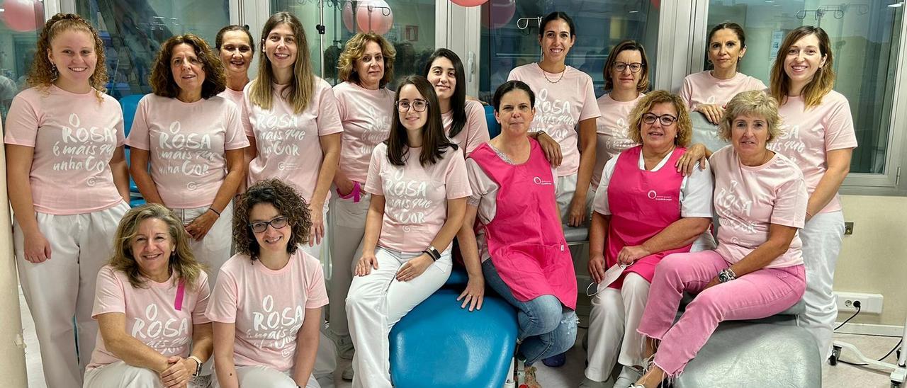 Equipo de profesionales de Oncología del CHOP, vestidas de rosa por el Día Mundial Contra el Cáncer de Mama..