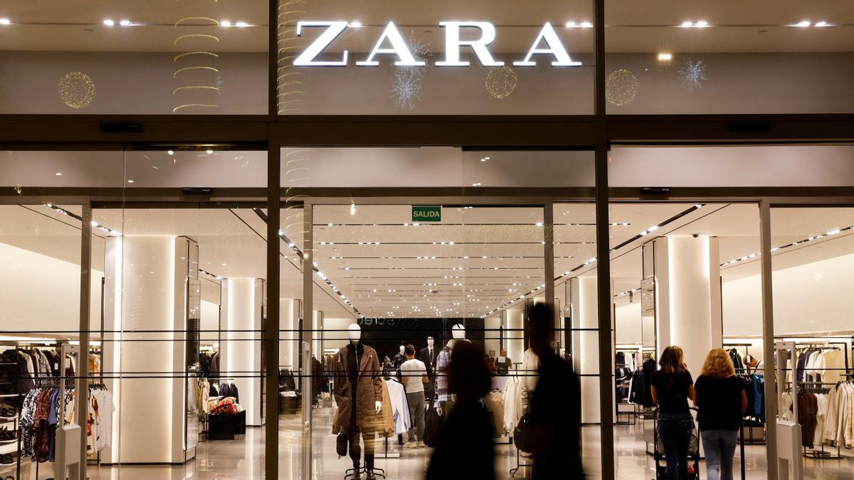 Varias personas caminan frente a una tienda de Zara.