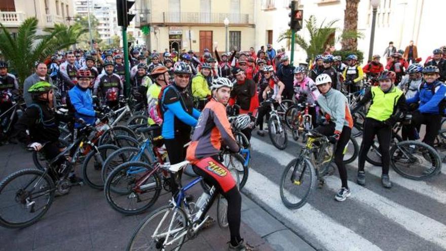 Unos 200 ciclistas se concentraron frente al Ayuntamiento junto a un grupo de corredores.