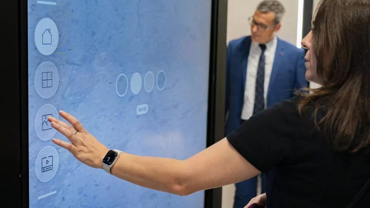 La experiencia ‘Immersive Box’ permite a los usarios proyectar en tiempo real sus combinaciones e ideas en cocinas y baños.